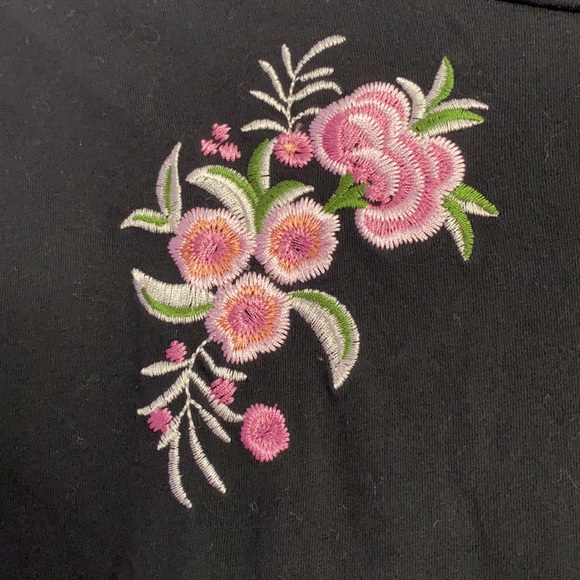 Black cropped short sleeve with beautiful flower detail on front - Picture 3 of 4